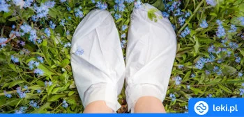 Ilustracja poradnika Najlepsze skarpetki złuszczające na pięty. Jakie skarpetki kupisz w aptece?