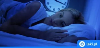 Ilustracja poradnika Zioła na sen i bezsenność – co jest dobre na sen? Melisa, rumianek, herbaty