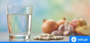 Ilustracja poradnika Probiotyk na IBS biegunkowy – który szczep naprawdę łagodzi objawy?